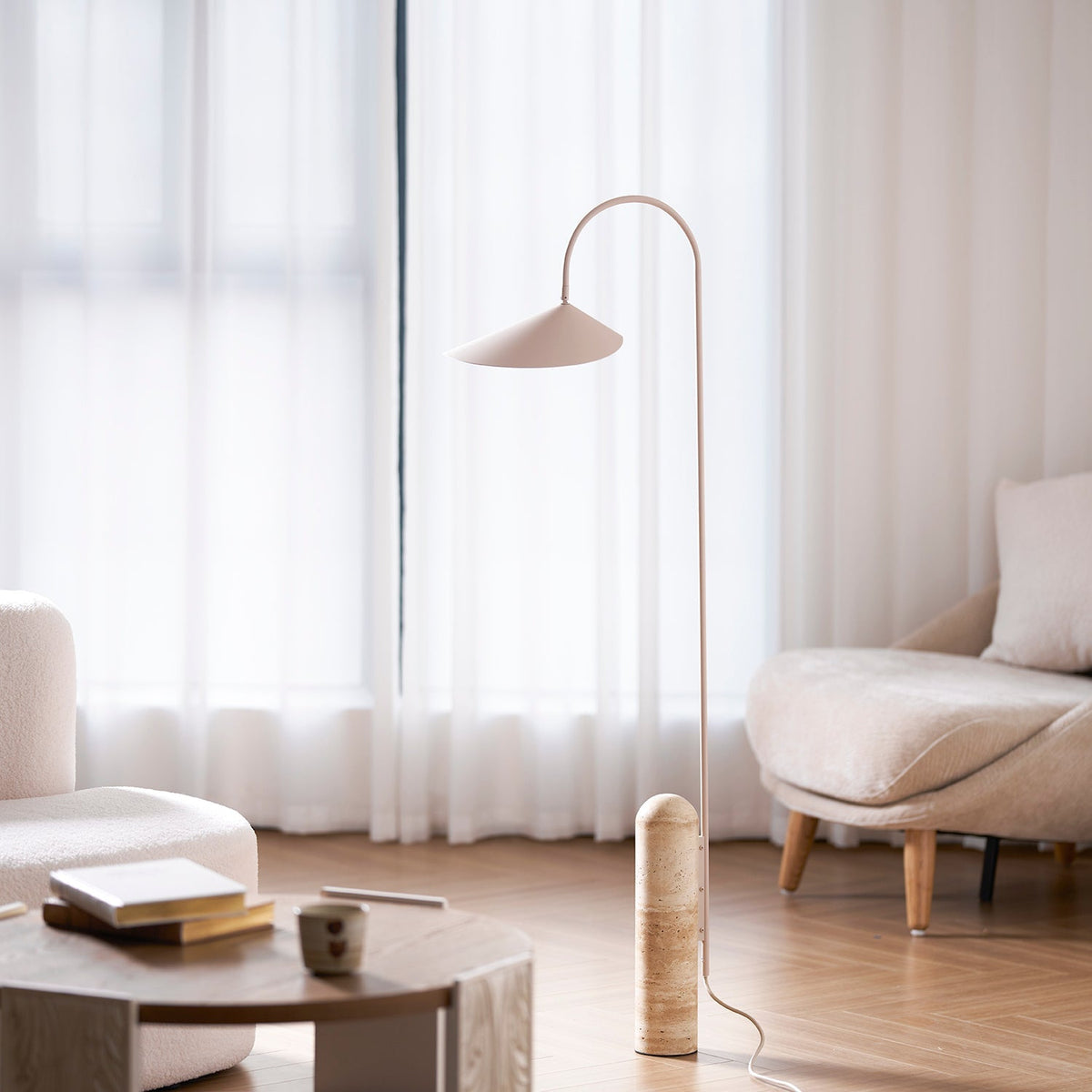 Lámpara de pie minimalista con pantalla de hoja Velhoja – junto a un sillón