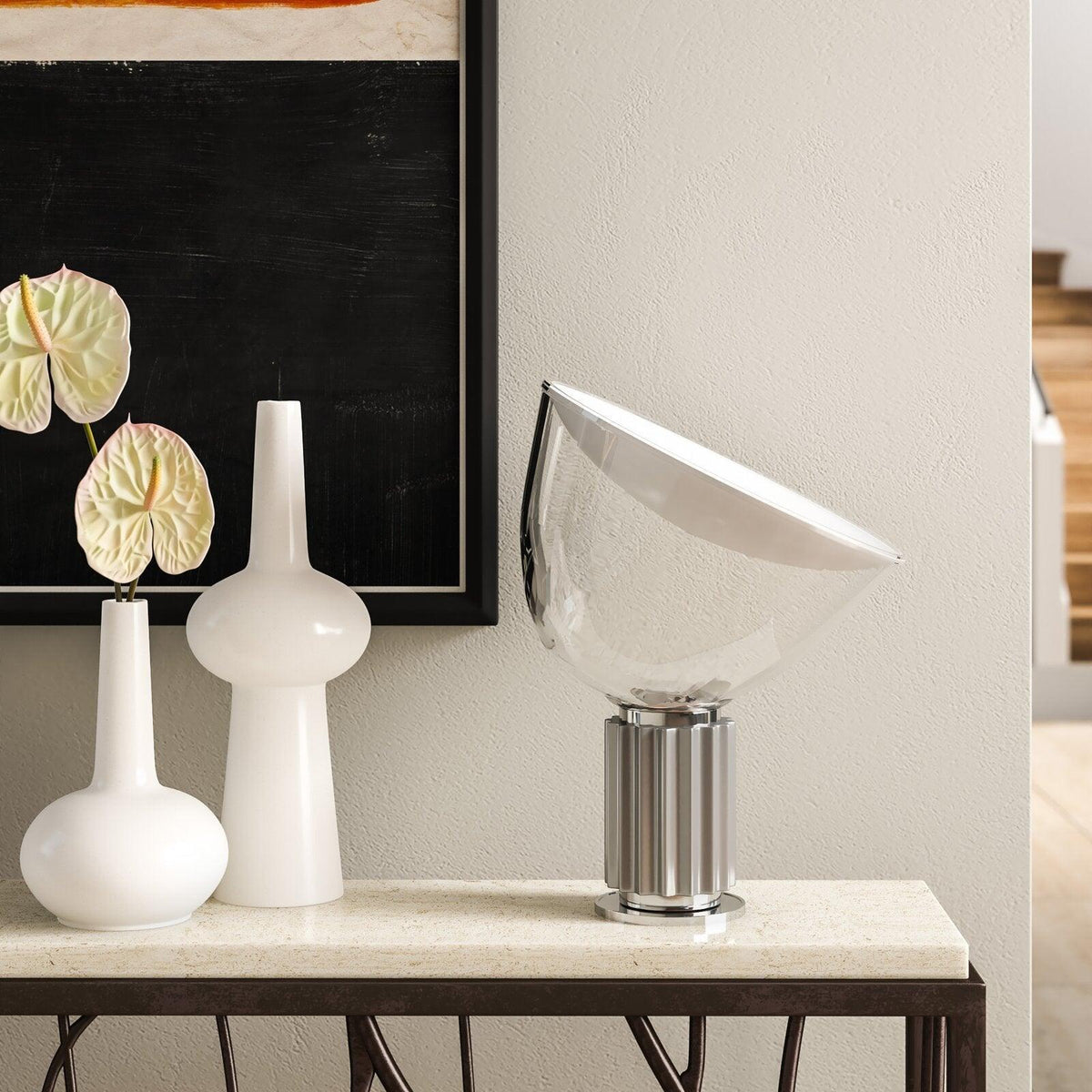 Lámpara de mesa orientable Velisca – plata sobre un aparador