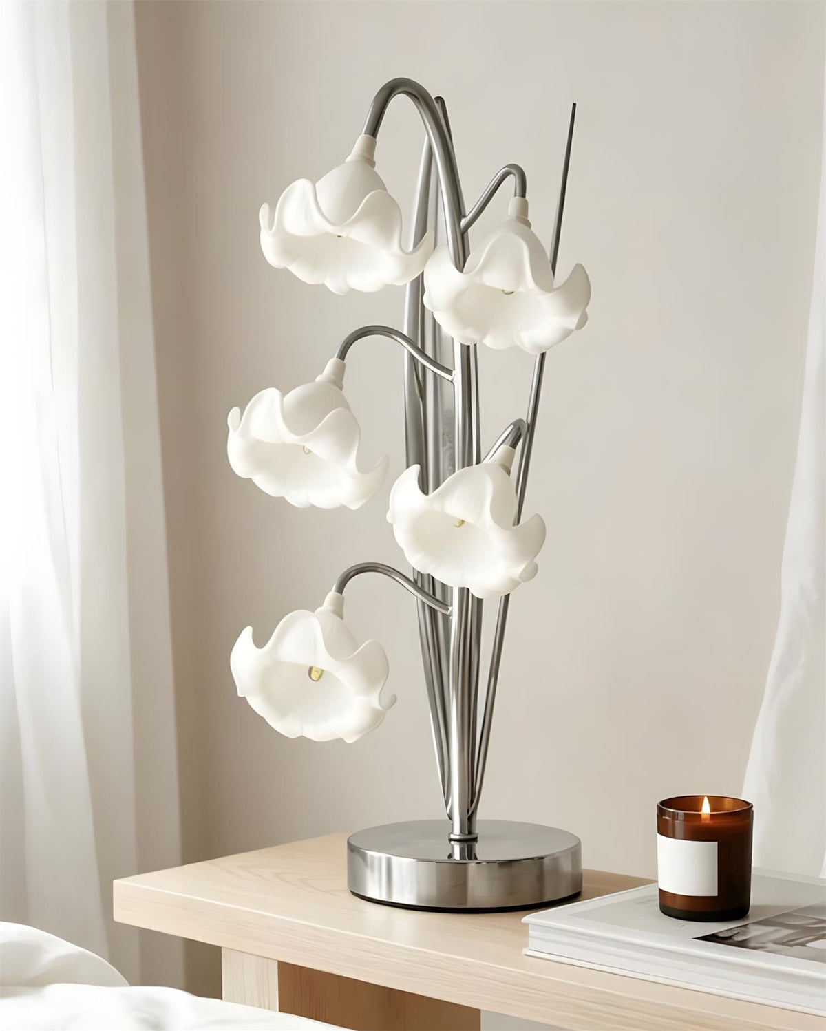 Lámpara de mesa de flores Velisia sobre una mesita de noche – imagen 12