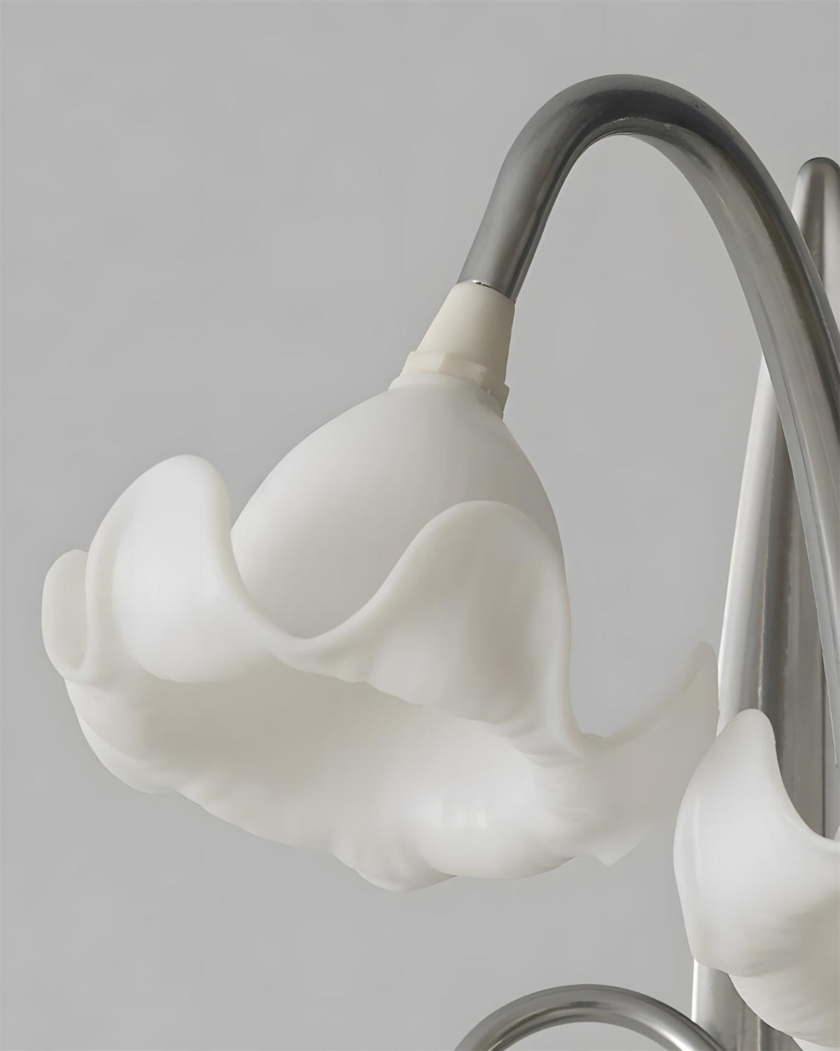 Lámpara de mesa de flores Velisia – detalle de la flor de acrílico esmerilado