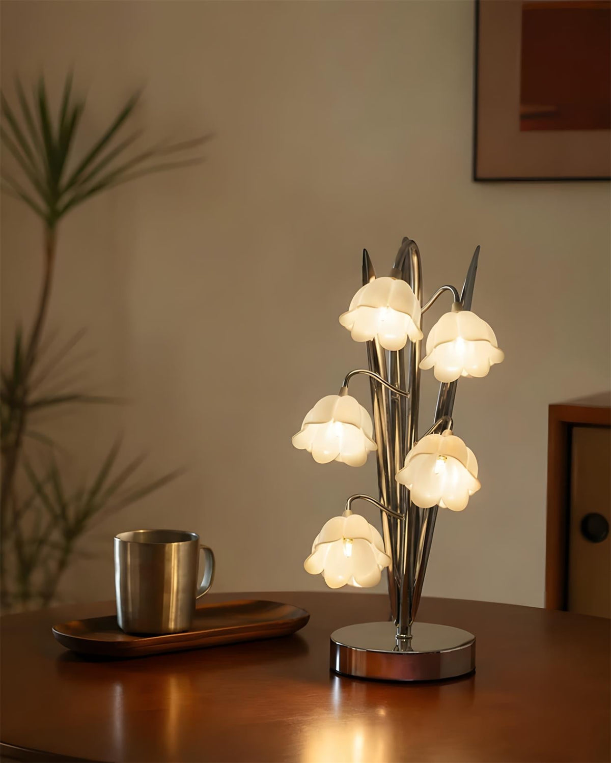 Lámpara de mesa de flores Velisia sobre una mesita de noche – imagen 15