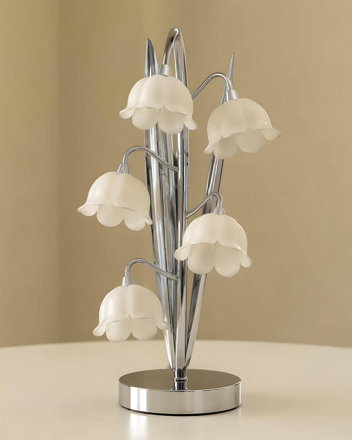 Lámpara de mesa de flores Velisia sobre una mesita de noche – imagen 16