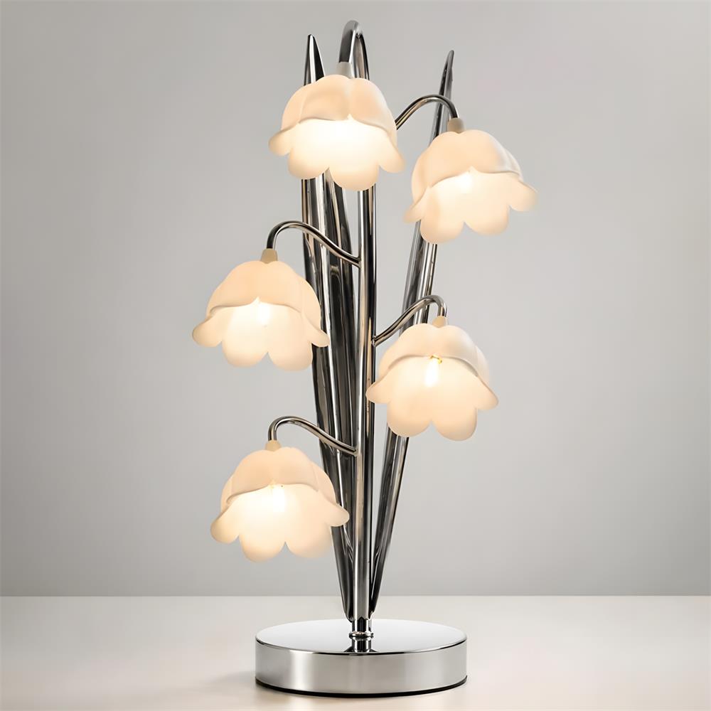 Lámpara de mesa de flores Velisia sobre una mesita de noche – imagen 17