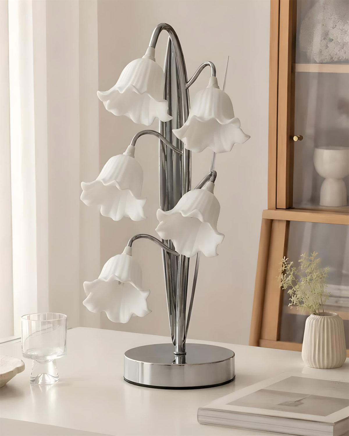 Lámpara de mesa de flores Velisia sobre una mesita de noche – imagen 19