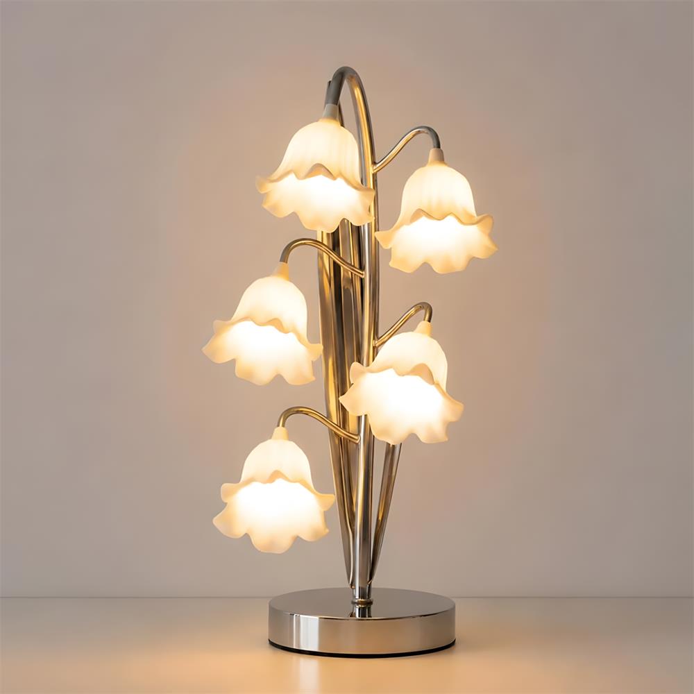 Lámpara de mesa de flores Velisia sobre una mesita de noche – imagen 21