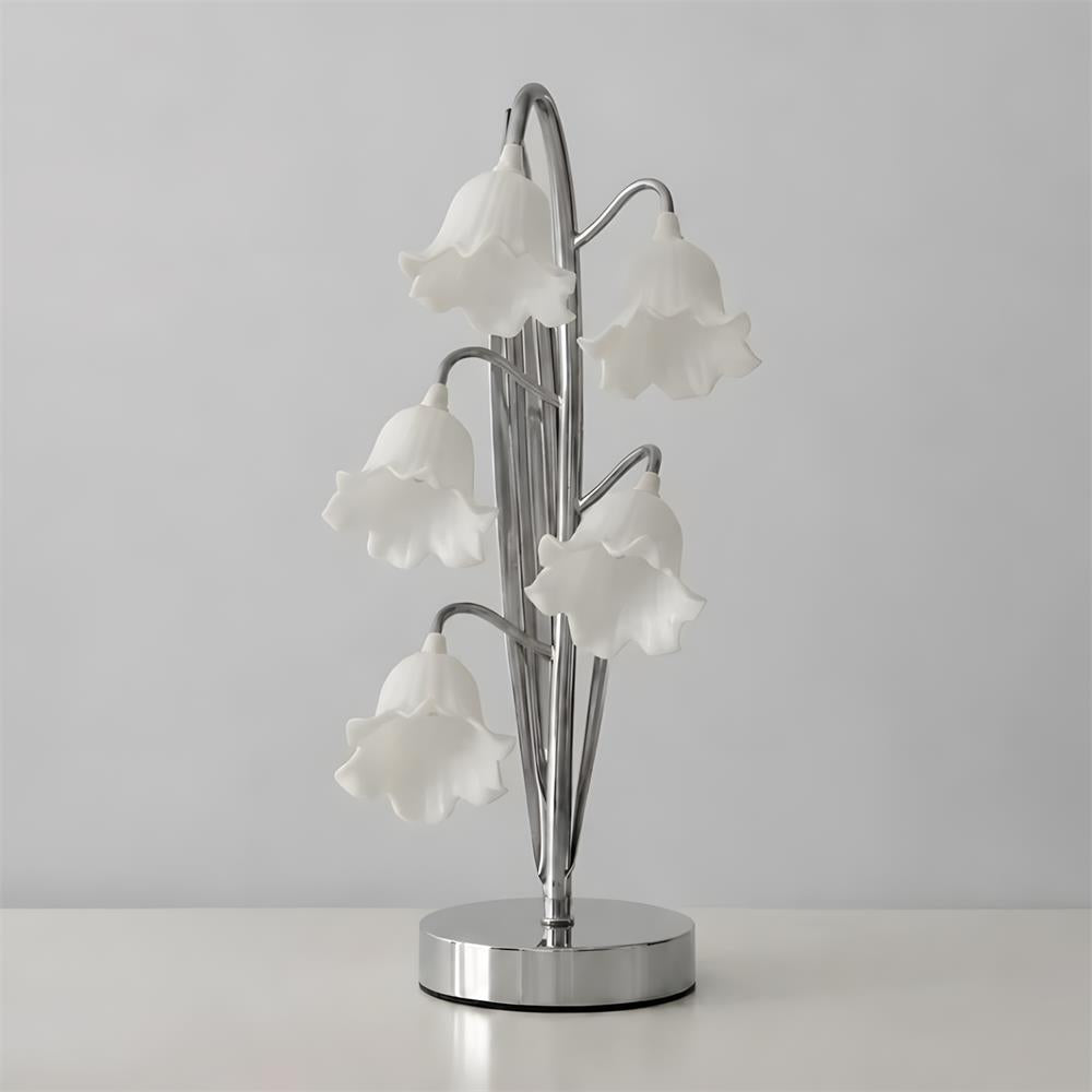 Lámpara de mesa de flores Velisia sobre una mesita de noche – imagen 22