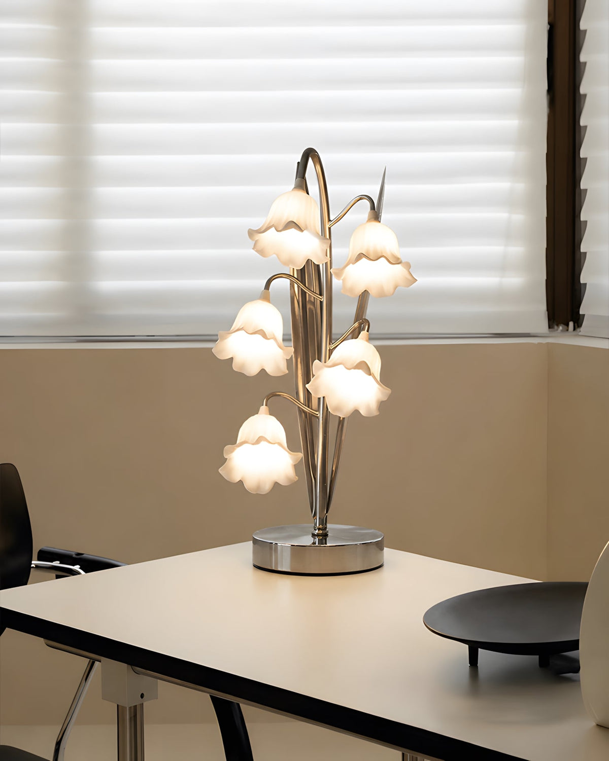 Lámpara de mesa de flores Velisia sobre una mesita de noche – imagen 3