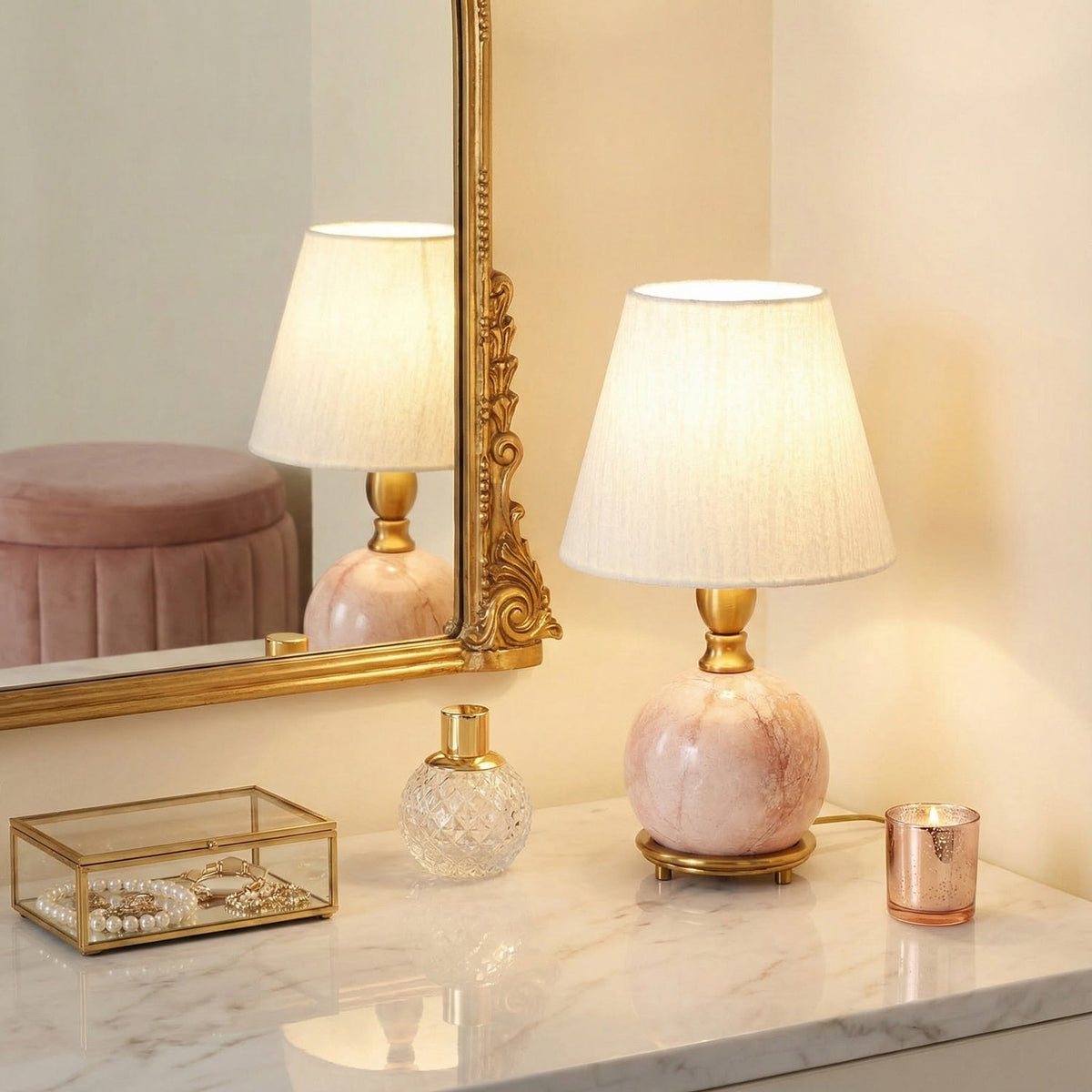Lámpara de mesa de mármol rosa Velmora en un dormitorio elegante – imagen 5
