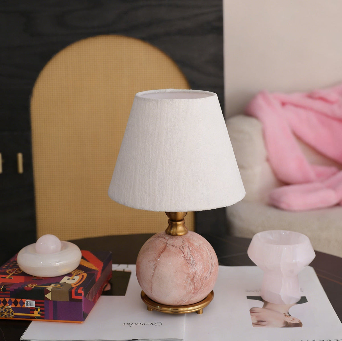 Lámpara de mesa de mármol rosa Velmora en un dormitorio elegante – imagen 7