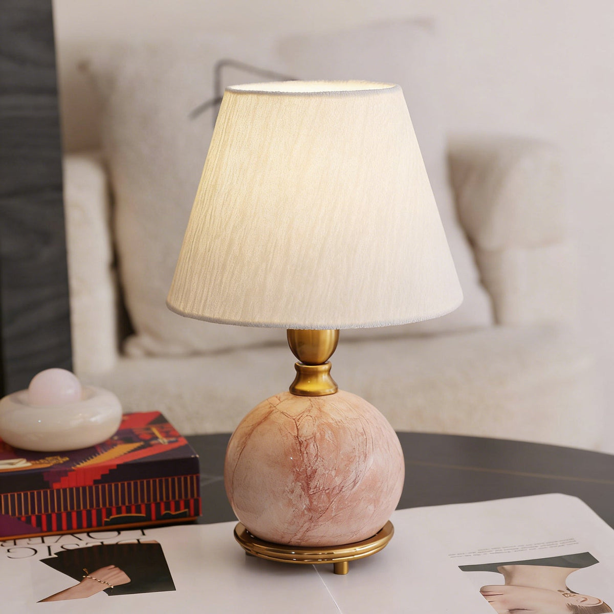 Lámpara de mesa de mármol rosa Velmora en un dormitorio elegante – imagen 8