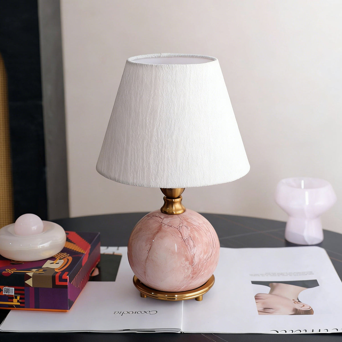 Lámpara de mesa de mármol rosa Velmora en un dormitorio elegante – imagen 9
