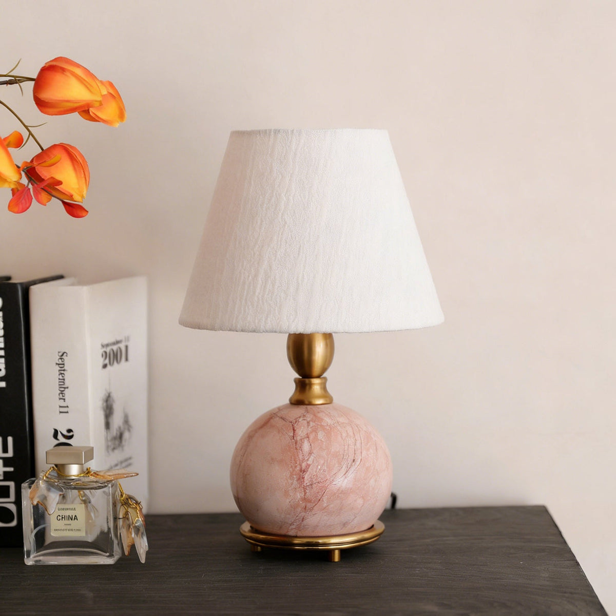 Lámpara de mesa de mármol rosa Velmora en un dormitorio elegante – imagen 10