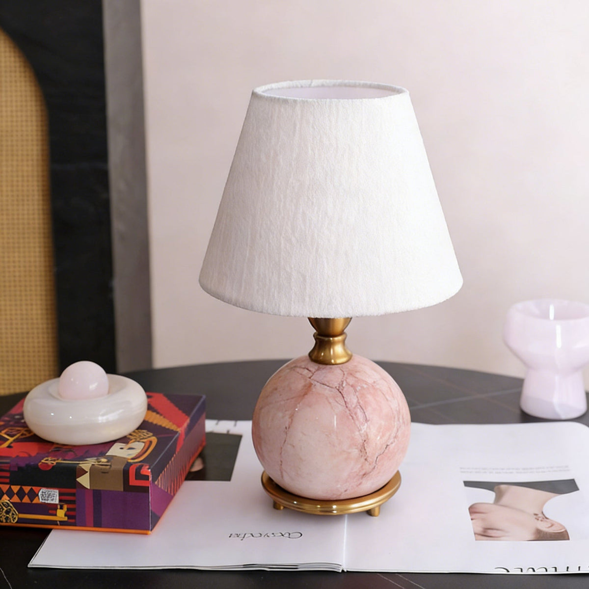 Lámpara de mesa de mármol rosa Velmora en un dormitorio elegante – imagen 12