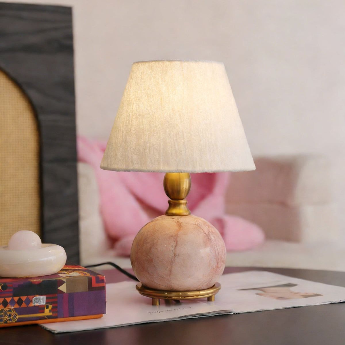 Lámpara de mesa de mármol rosa Velmora en un dormitorio elegante – imagen 13