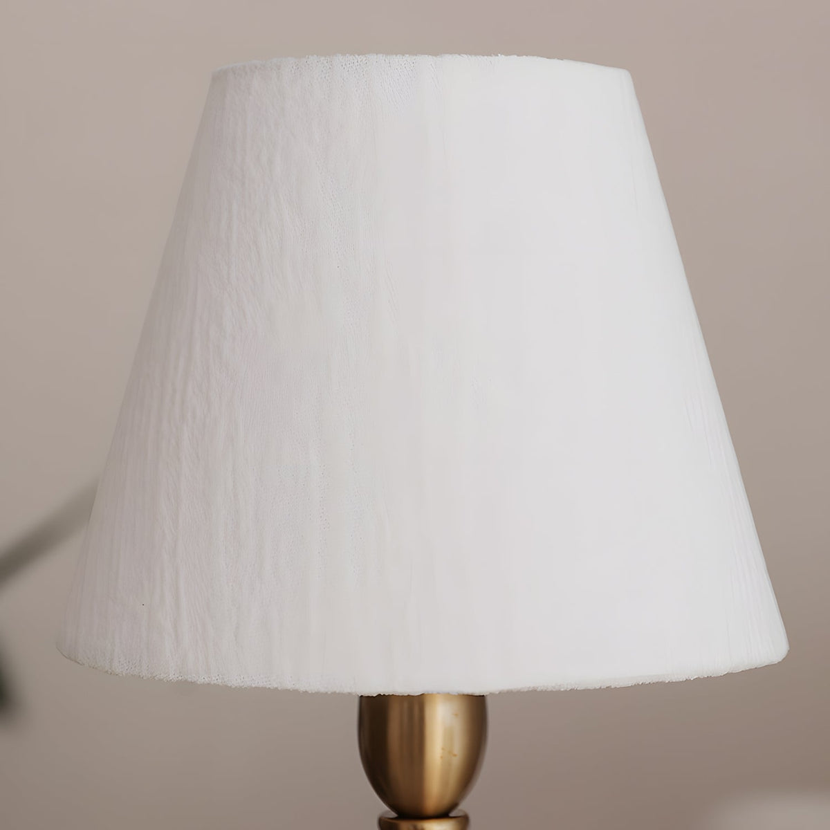 Lámpara de mesa de mármol rosa Velmora – detalle de la pantalla de tela