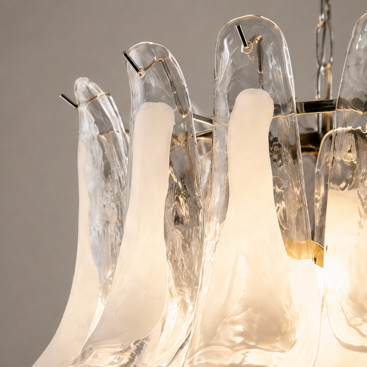 Lámpara de araña de pétalos de cristal Blanquela – detalle de los pétalos de cristal