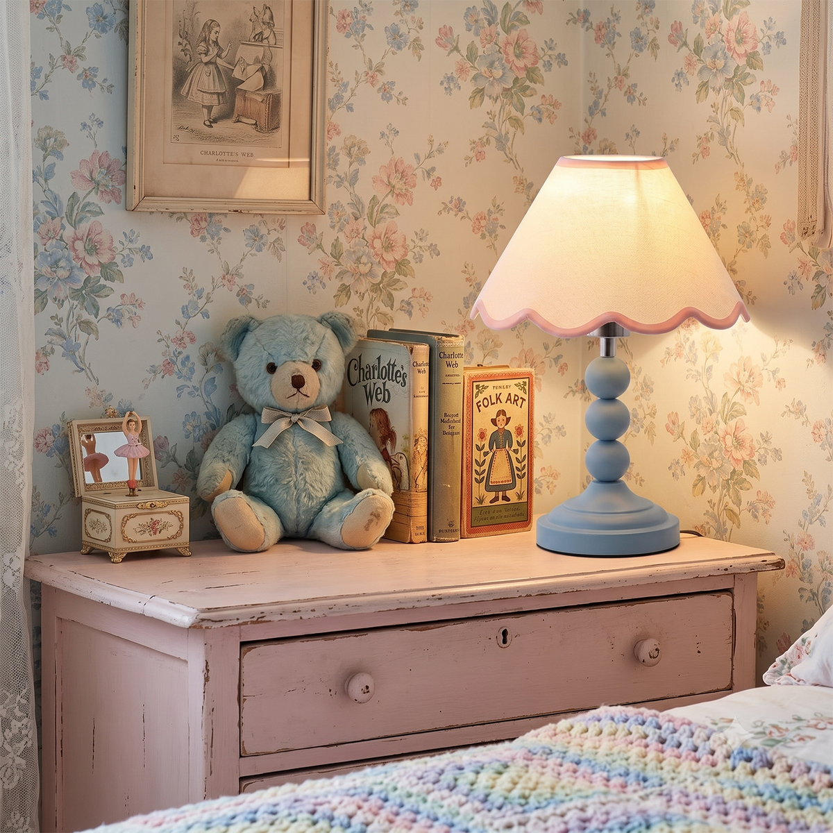 Lámpara de mesa con pantalla ondulada Veloria – en un dormitorio infantil