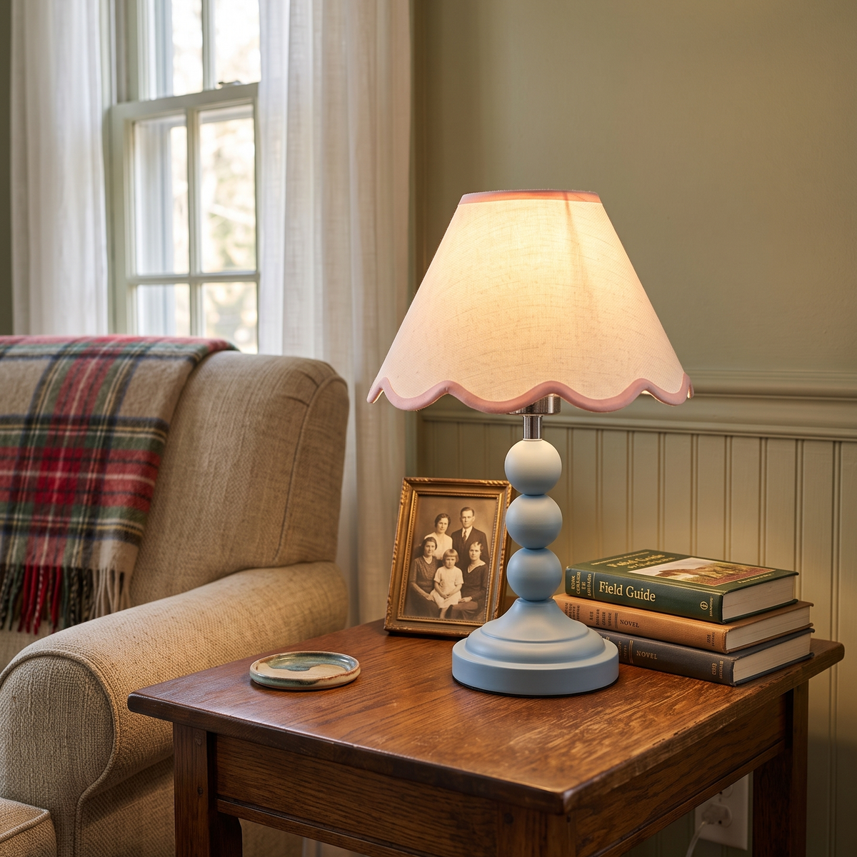 Lámpara de mesa con pantalla ondulada Veloria en un dormitorio romántico – imagen 9