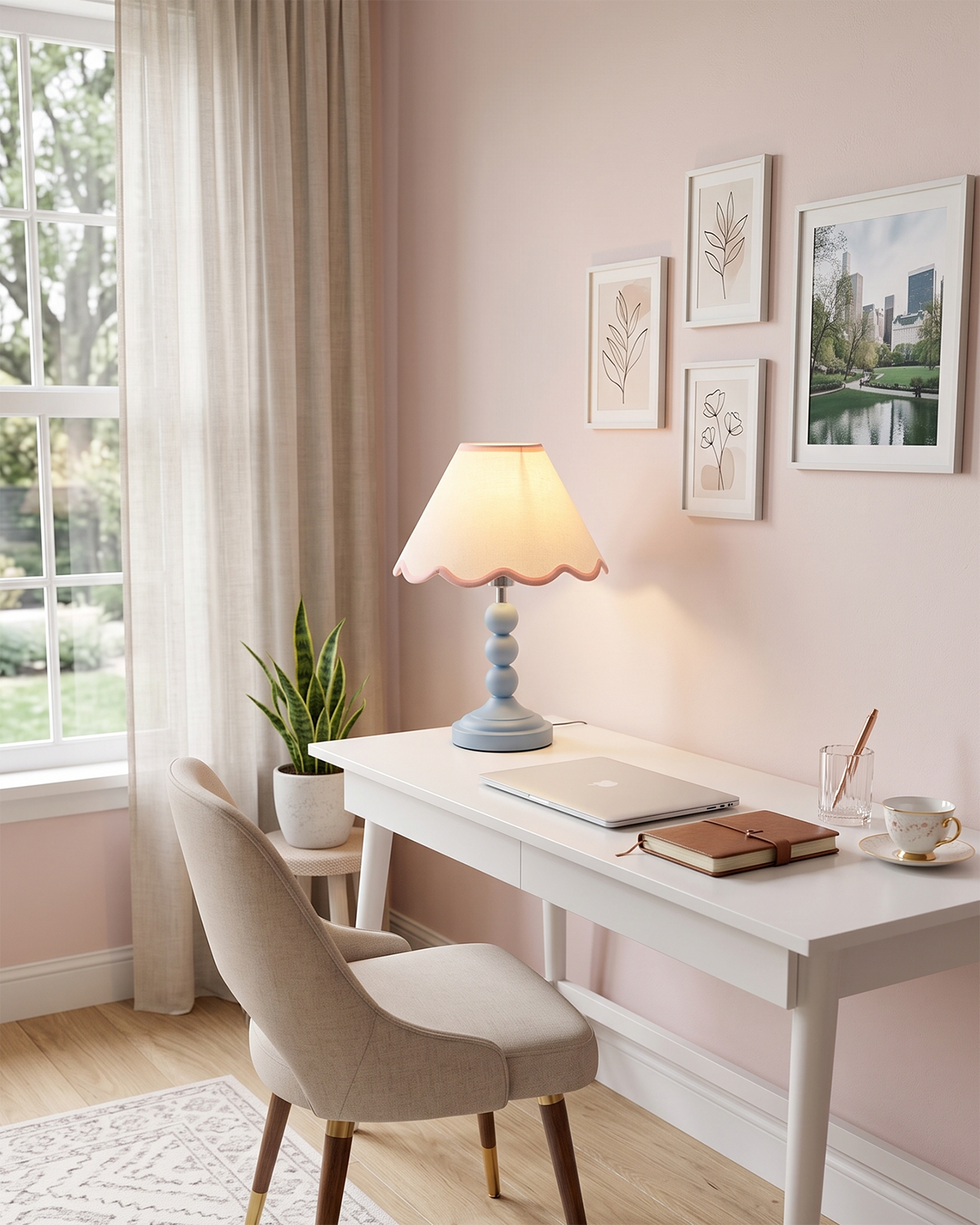 Lámpara de mesa con pantalla ondulada Veloria en un dormitorio romántico – imagen 11