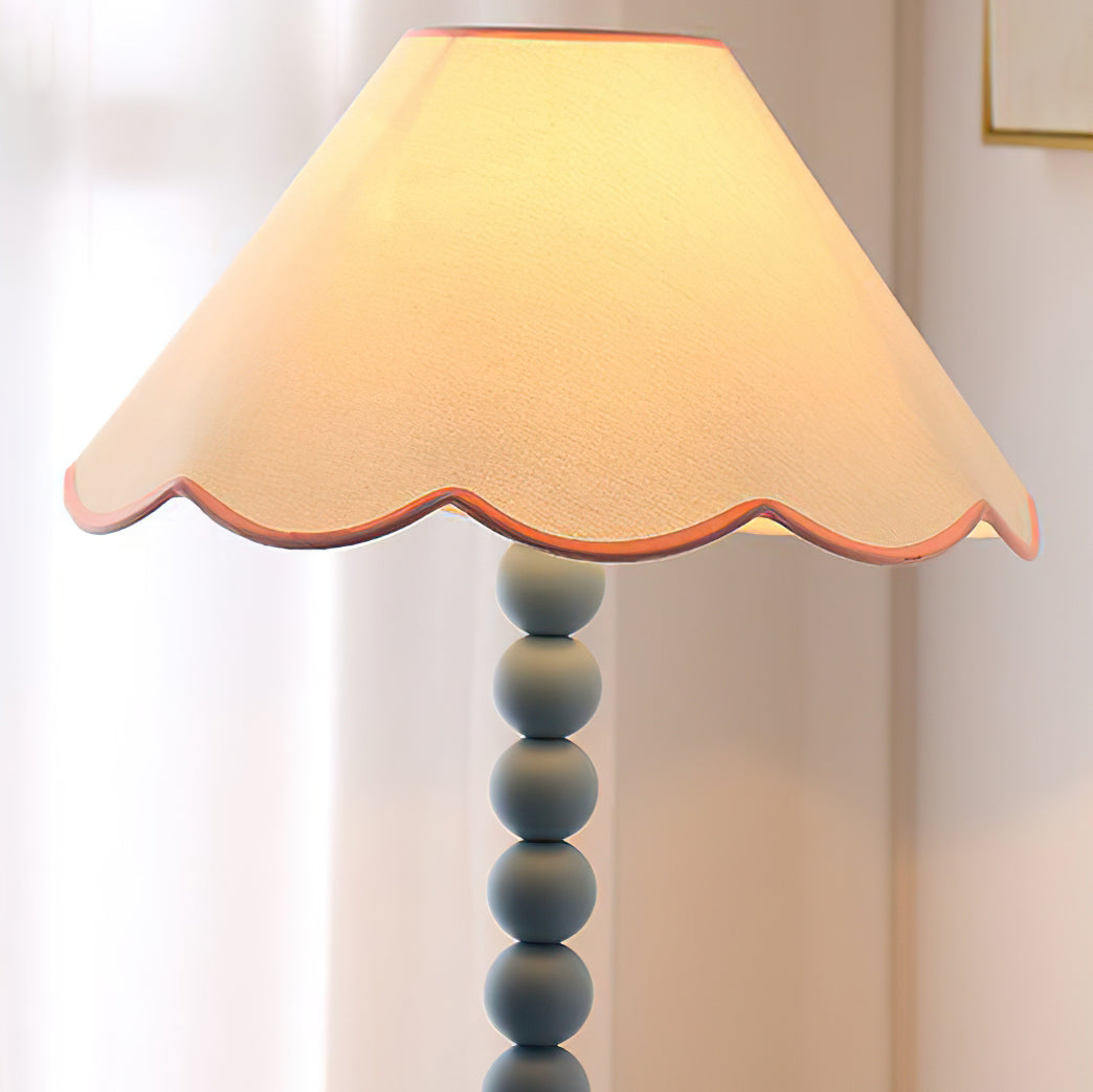 Lámpara de mesa con pantalla ondulada Veloria – detalle de la pantalla con borde rosa