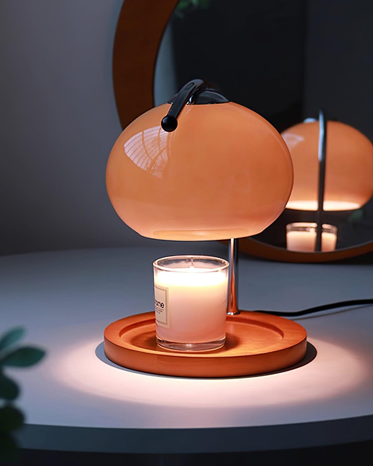 Lámpara calentador de velas Velunda – en color marrón encendida con luz tenue