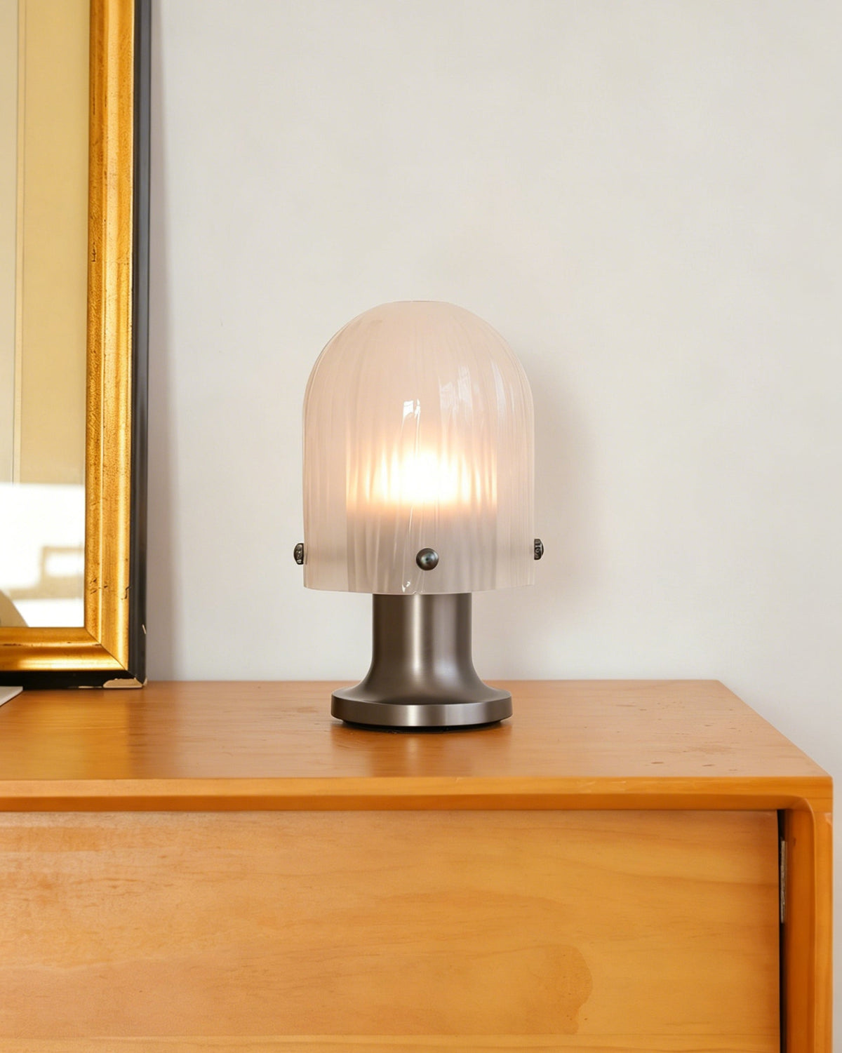 Lámpara de mesa de cristal Velundra – vista lateral sobre la cómoda