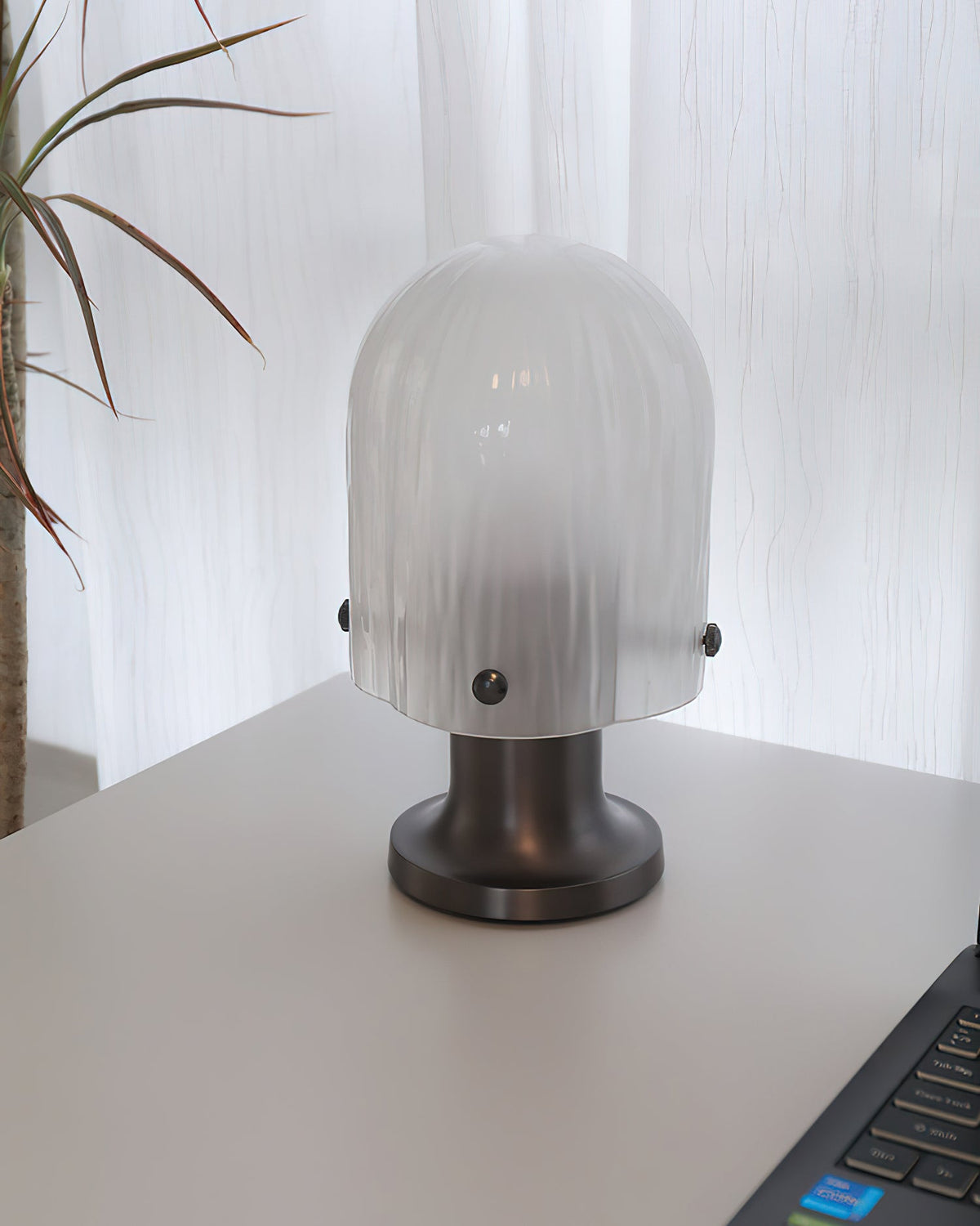 Lámpara de mesa de cristal Velundra – apagada sobre un escritorio blanco