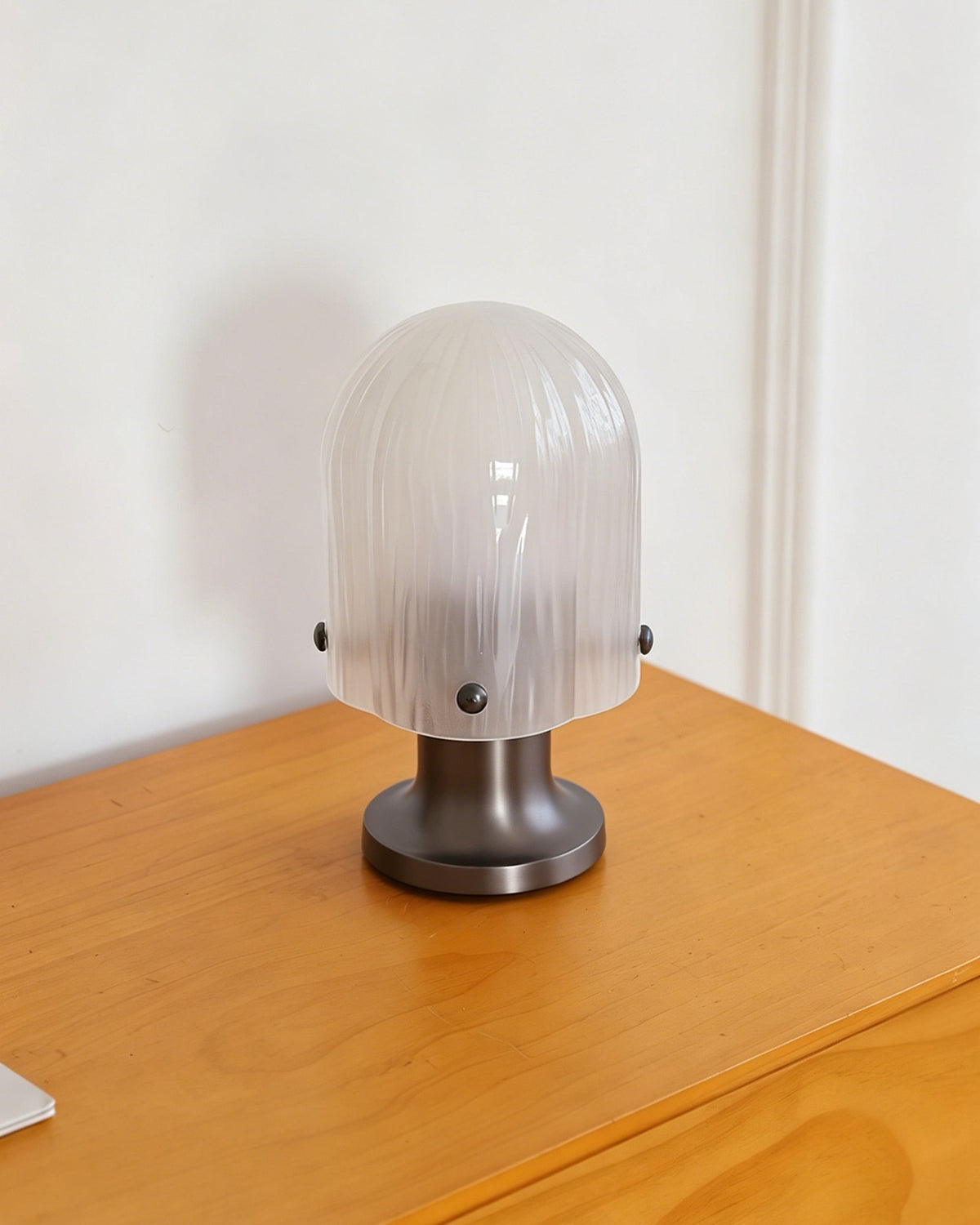Lámpara de mesa de cristal Velundra – apagada junto a la pared