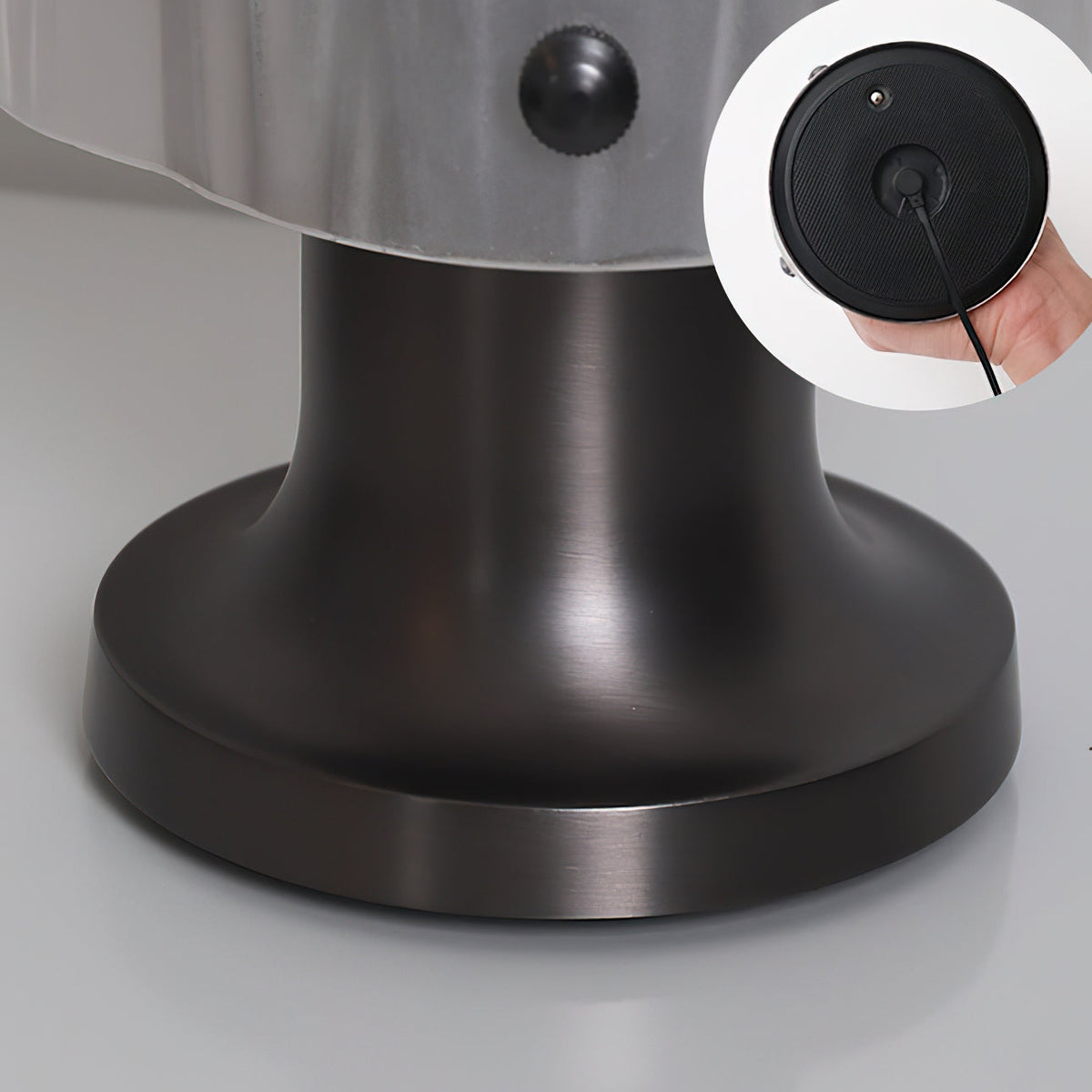 Lámpara de mesa de cristal Velundra – detalle de la base metálica e interruptor