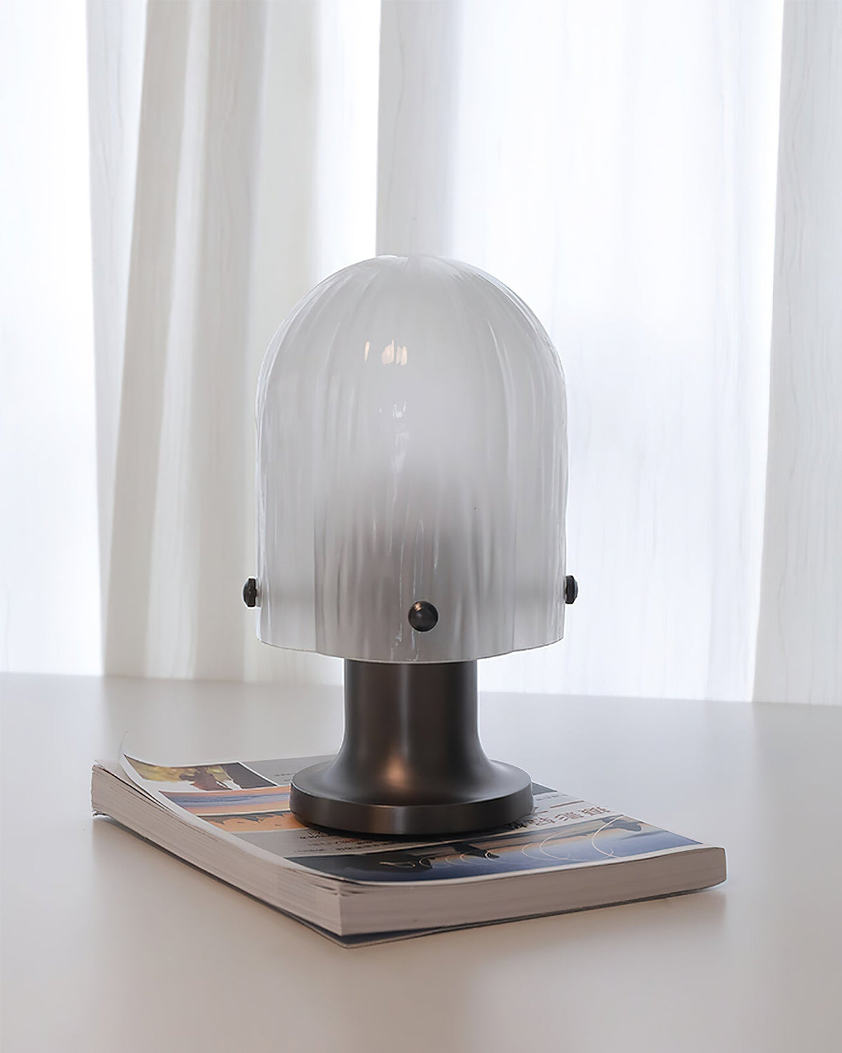 Lámpara de mesa de cristal Velundra – apagada junto a la ventana