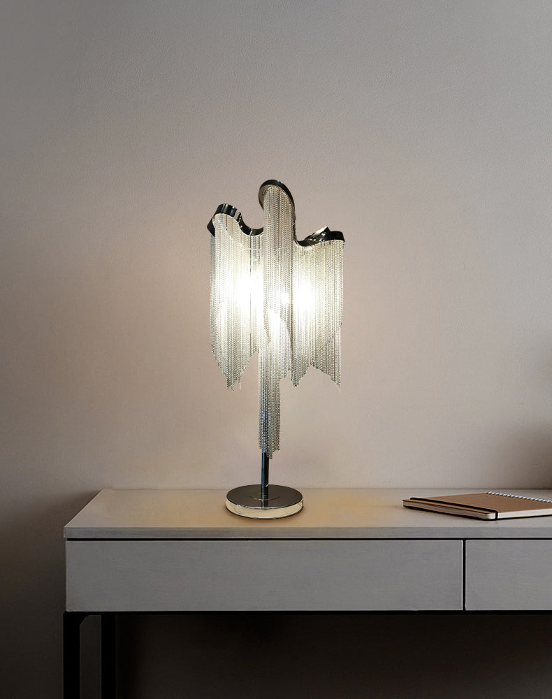 Lámpara de mesa de flecos de cadena Velura en un dormitorio elegante – imagen 13