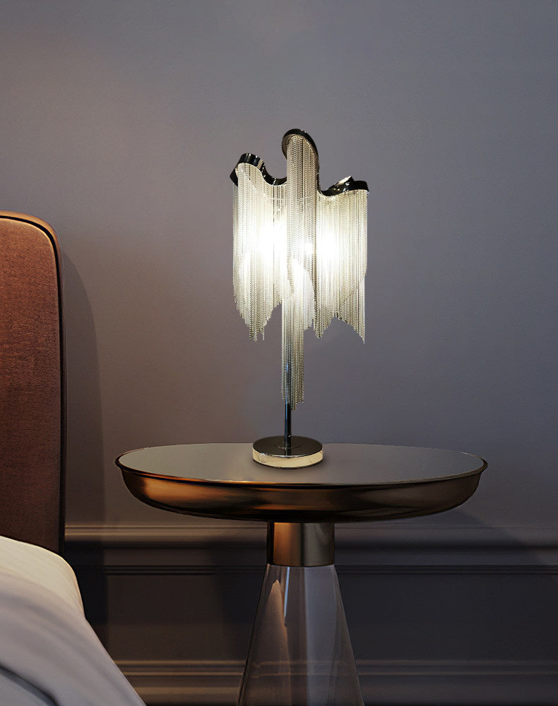 Lámpara de mesa de flecos de cadena Velura en un dormitorio elegante – imagen 15