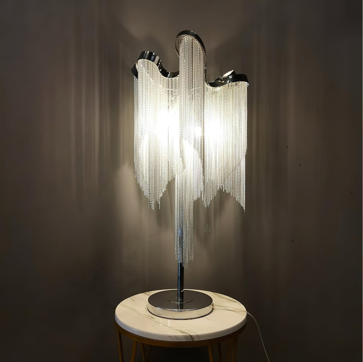 Lámpara de mesa de flecos de cadena Velura en un dormitorio elegante – imagen 5