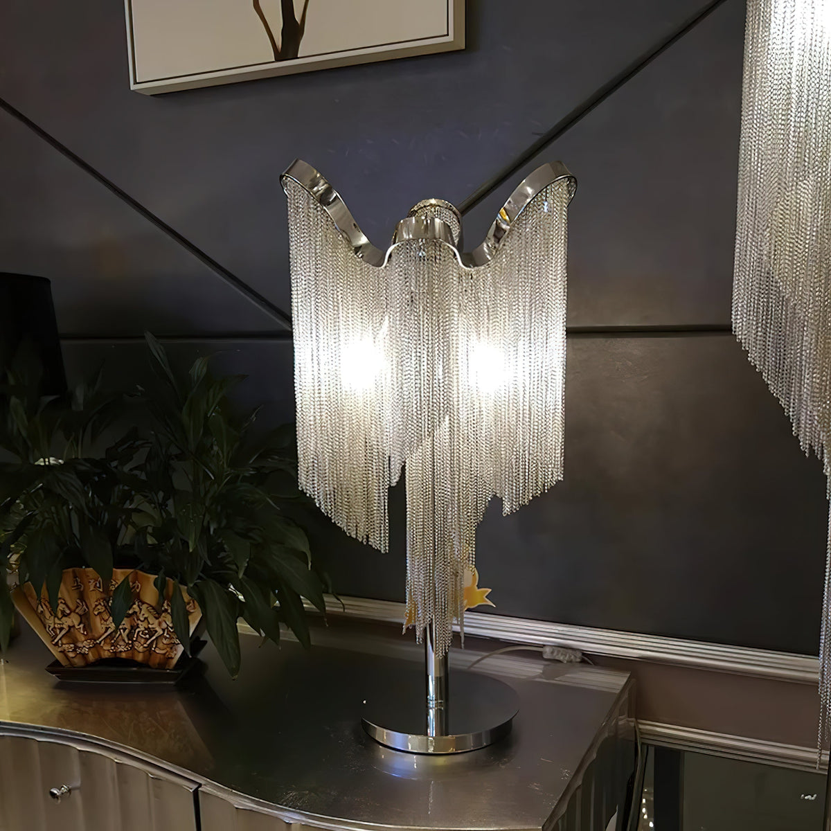Lámpara de mesa de flecos de cadena Velura en un dormitorio elegante – imagen 7