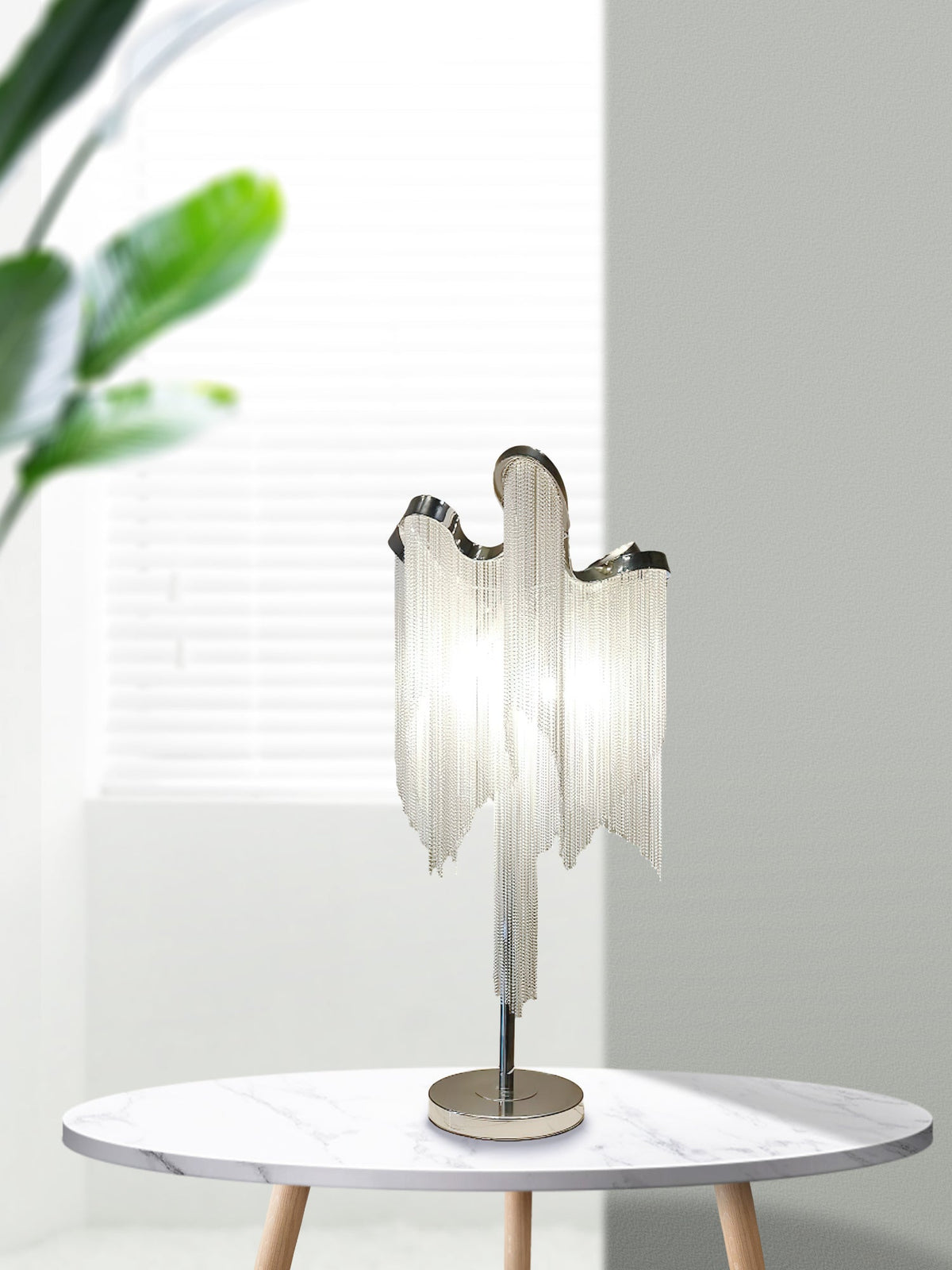 Lámpara de mesa de flecos de cadena Velura en un dormitorio elegante – imagen 9