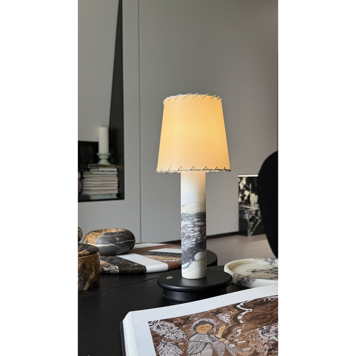 Lámpara de mesa inalámbrica de mármol Venaro en un salón acogedor – imagen 11