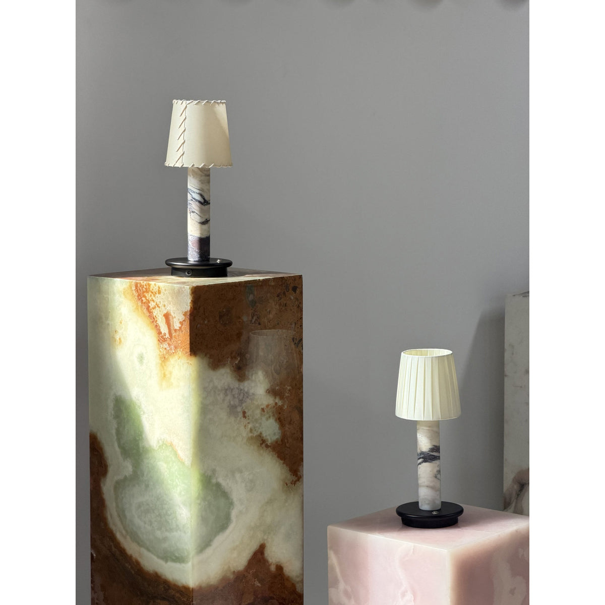 Lámpara de mesa inalámbrica de mármol Venaro en un salón acogedor – imagen 15