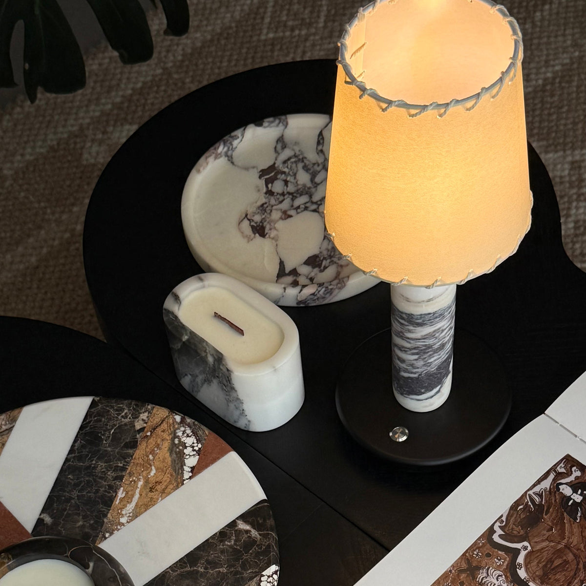 Lámpara de mesa inalámbrica de mármol Venaro – detalle de la luz sobre una mesa de mármol
