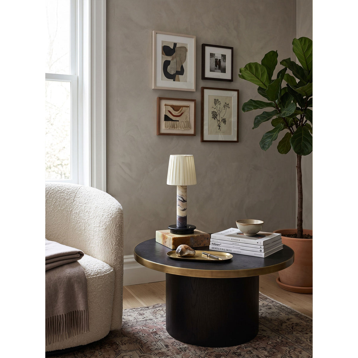 Lámpara de mesa inalámbrica de mármol Venaro en un salón acogedor – imagen 9