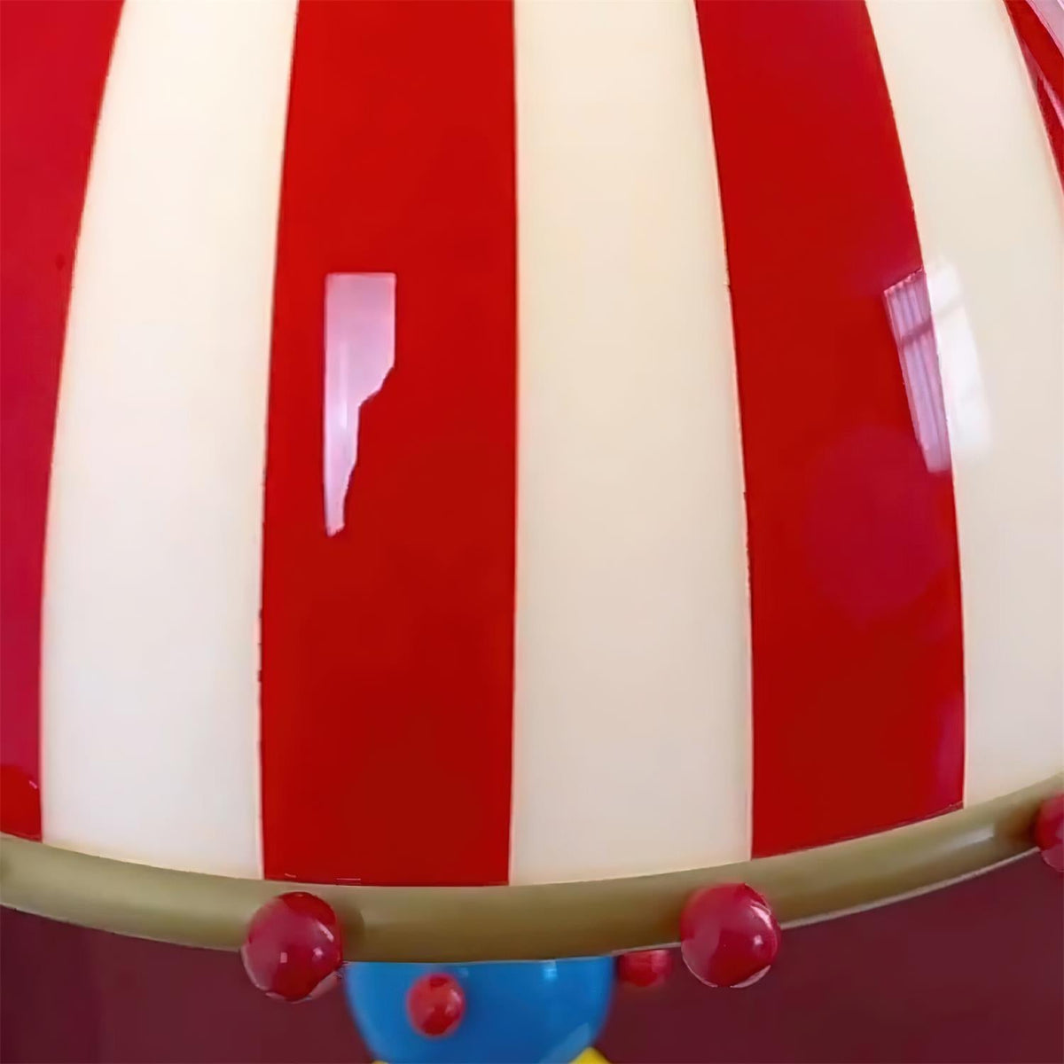 Lámpara de pie a rayas estilo circo Verbena – detalle del borde con bolitas rojas