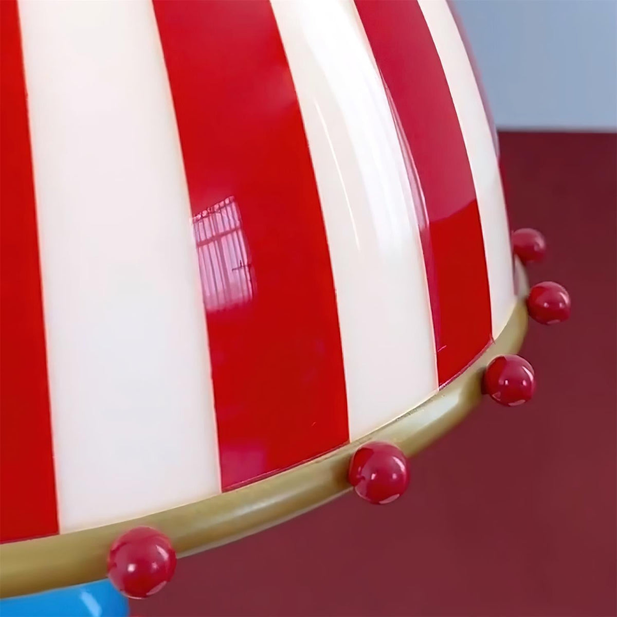 Lámpara de pie a rayas estilo circo Verbena en un salón lleno de color – imagen 10
