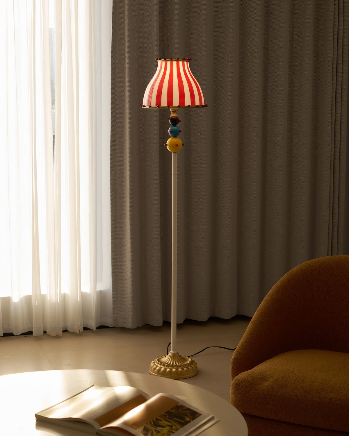 Lámpara de pie a rayas estilo circo Verbena en un salón lleno de color – imagen 14