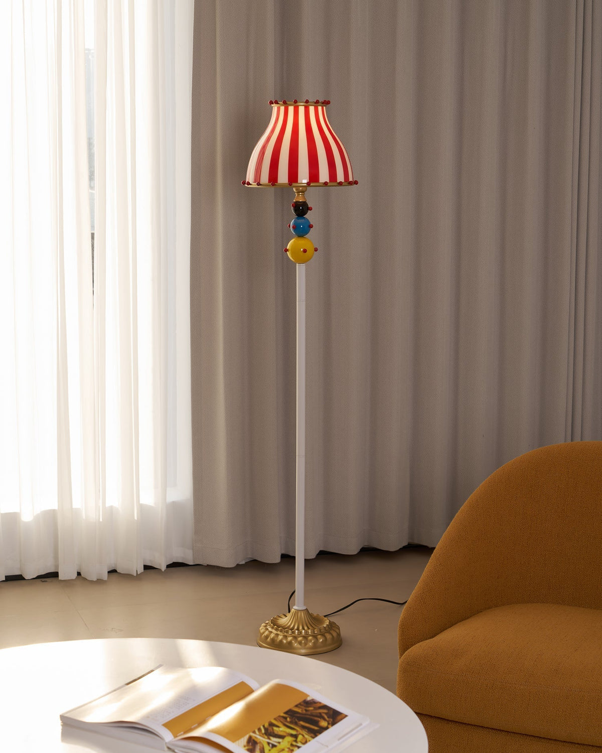 Lámpara de pie a rayas estilo circo Verbena en un salón lleno de color – imagen 15