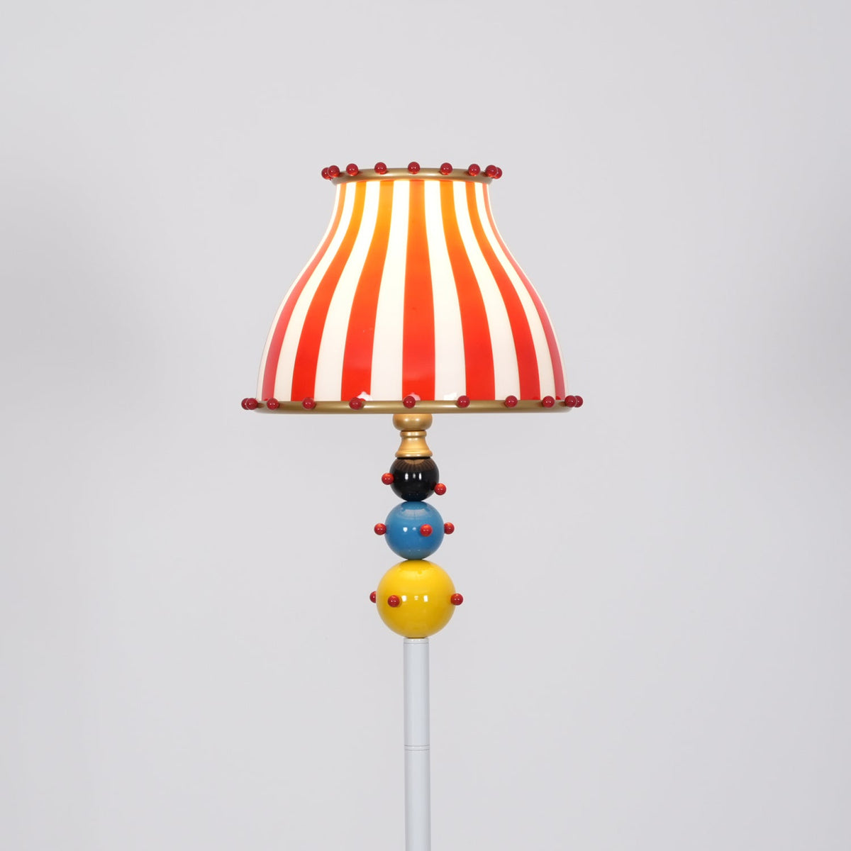 Lámpara de pie a rayas estilo circo Verbena en un salón lleno de color – imagen 19