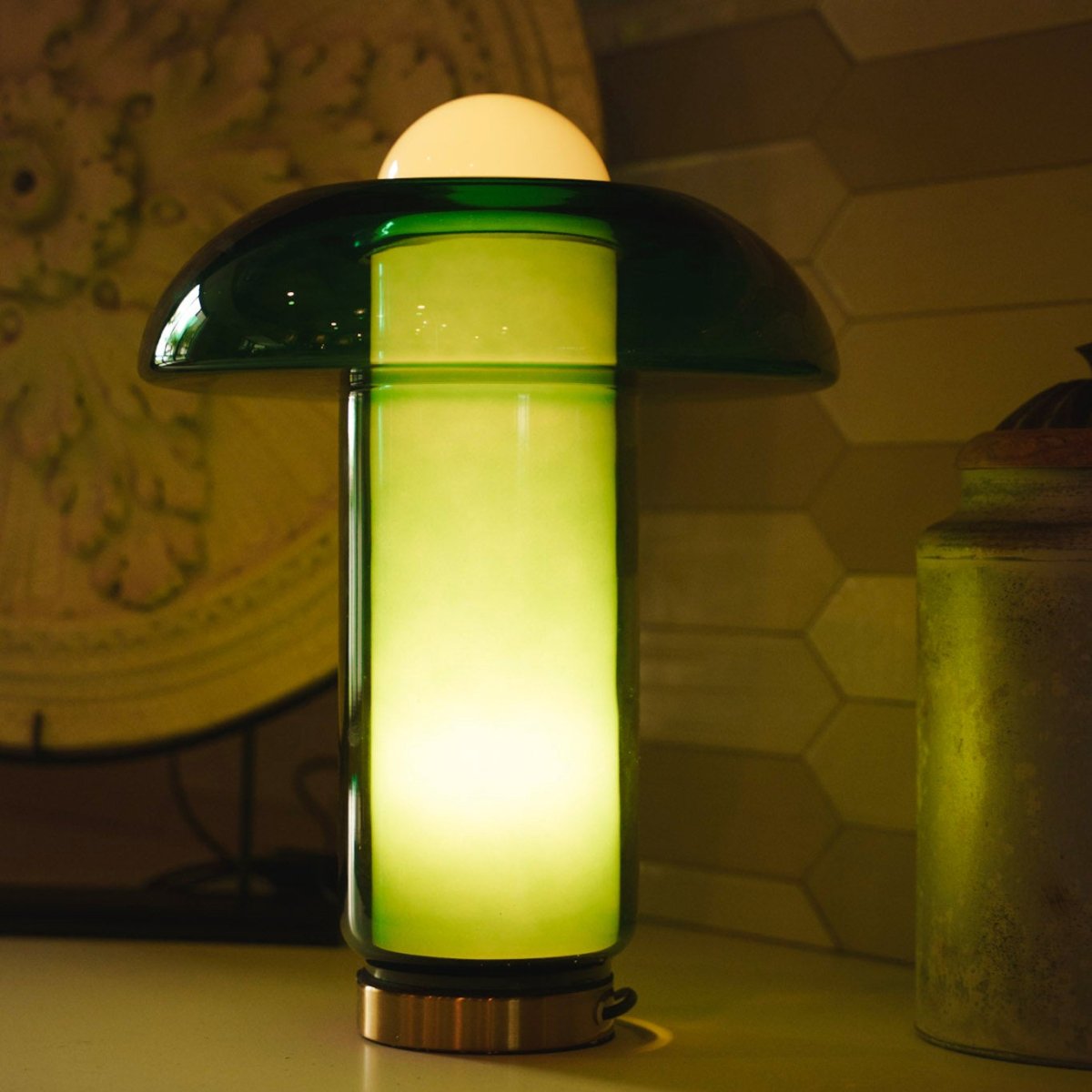 Lámpara de mesa de cristal Verdeta en un dormitorio elegante – imagen 10