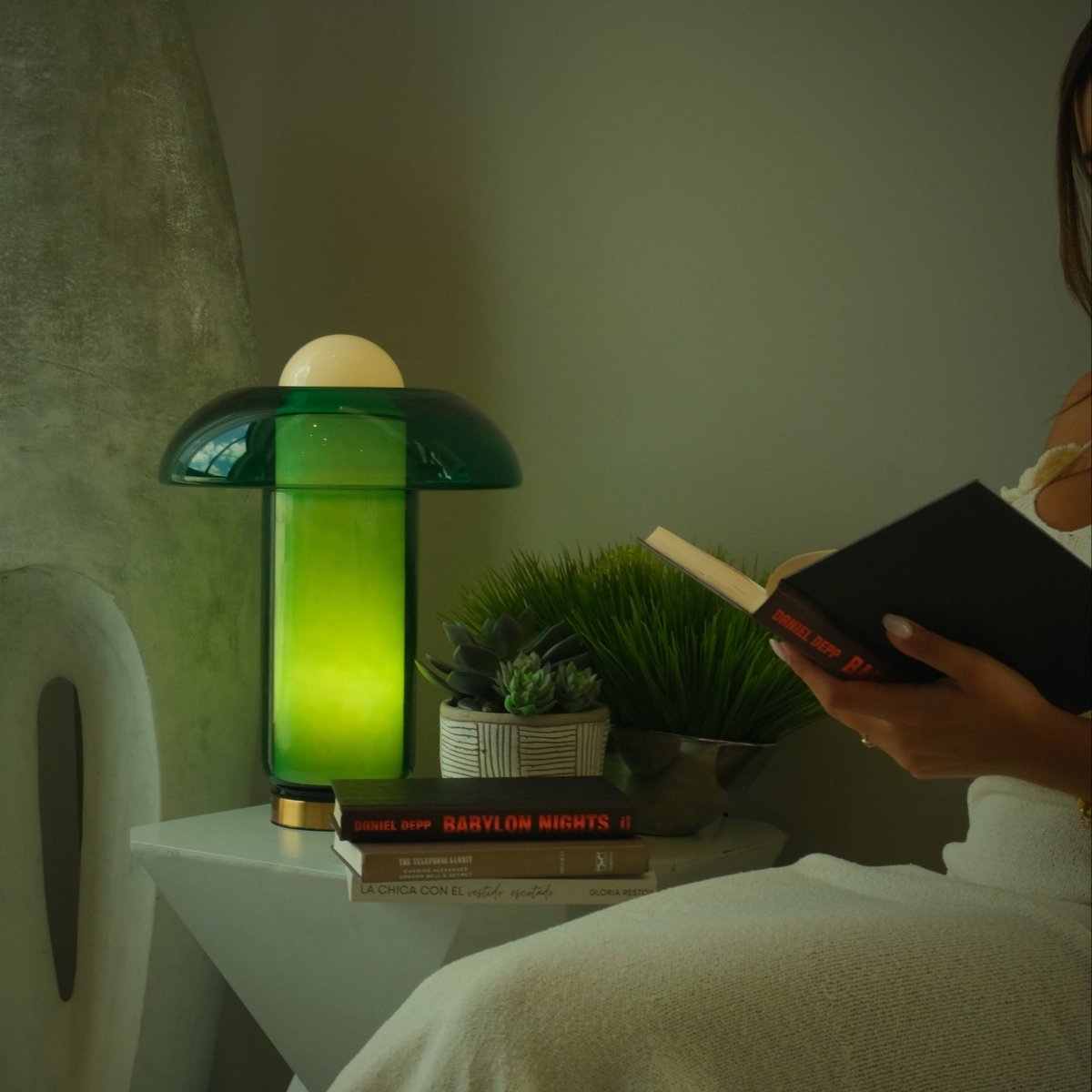 Lámpara de mesa de cristal Verdeta – encendida junto a la cama