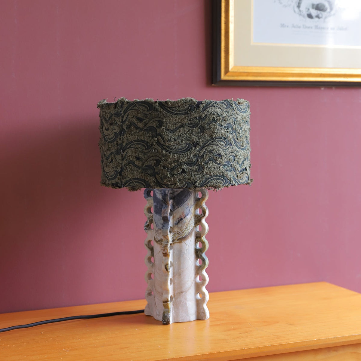 Lámpara de mesa de mármol Verondia – sobre un mueble de madera