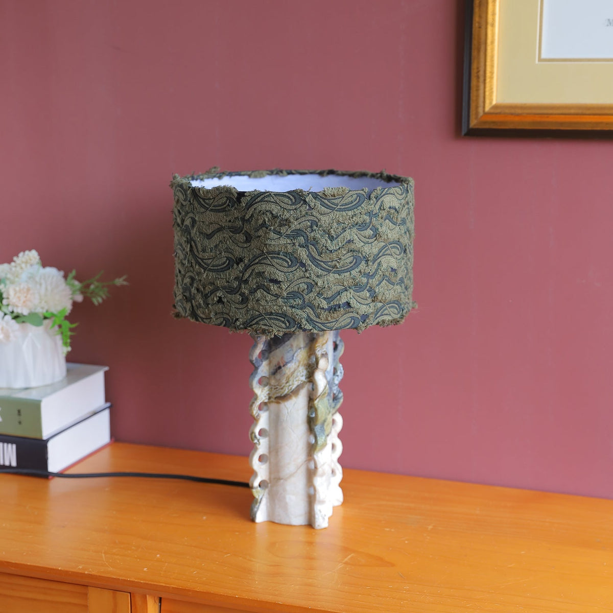 Lámpara de mesa de mármol Verondia – encendida sobre un mueble de madera