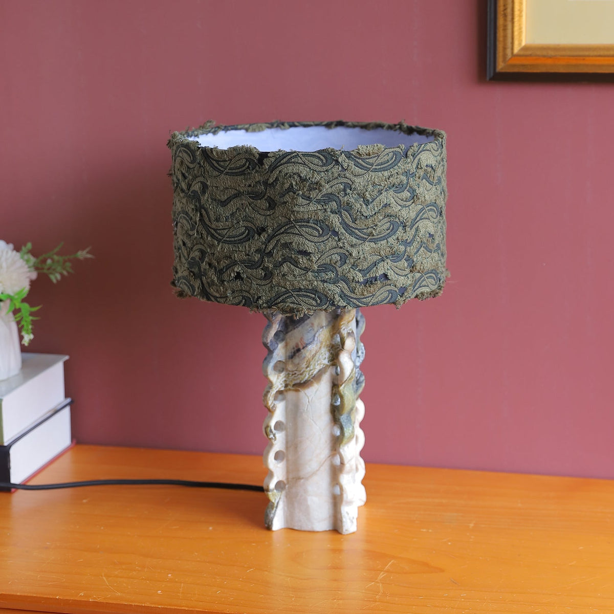 Lámpara de mesa de mármol Verondia – encendida desde otro ángulo