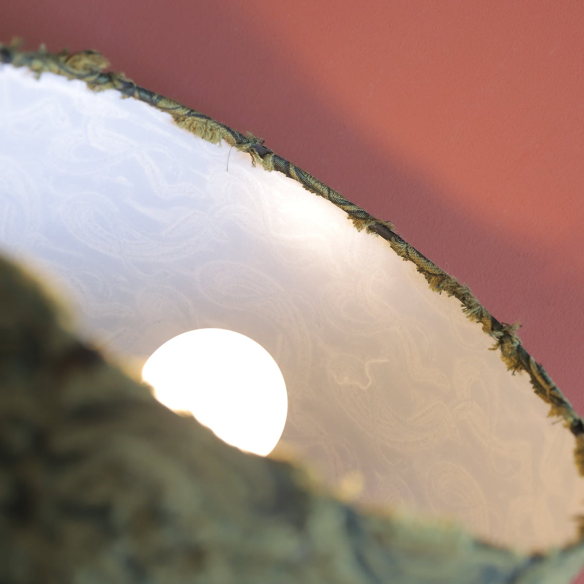 Lámpara de mesa de mármol Verondia – detalle del interior de la pantalla